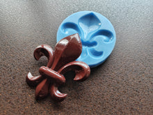Load image into Gallery viewer, Fleur de Lis Silicone Mold: Vintage Heraldic Embellishments (14.7cm), Fleur de lis Applique, Fleur de lys Mould, Molds for Clay, Molds For Resin, furniture moldings (Copy) (Copy) (Copy)