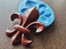 Load image into Gallery viewer, Fleur de Lis Silicone Mold: Vintage Heraldic Embellishments (14.7cm), Fleur de lis Applique, Fleur de lys Mould, Molds for Clay, Molds For Resin, furniture moldings (Copy) (Copy) (Copy)