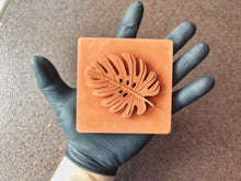 Load image into Gallery viewer, Silicone Mold for square tile with palm leaf volumetric element: Square Tile DIY, Concrete, Plaster