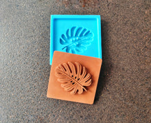Load image into Gallery viewer, Silicone Mold for square tile with palm leaf volumetric element: Square Tile DIY, Concrete, Plaster