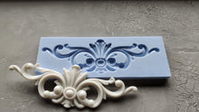 Load image into Gallery viewer, Long central ornament mould