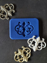 Load image into Gallery viewer, Silicone mold for small furniture embellishment