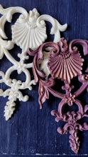 Load image into Gallery viewer, Vertical furniture pediment with shell element 19cm high