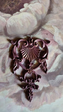 Load image into Gallery viewer, Vertical furniture pediment with shell element 19cm high