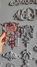 Load image into Gallery viewer, Vertical furniture pediment with shell element 19cm high