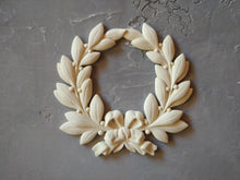 Load image into Gallery viewer, Wreath furniture molding