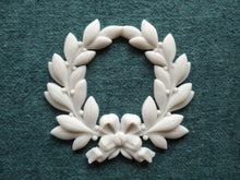 Load image into Gallery viewer, Wreath furniture molding