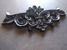 Load image into Gallery viewer, Central pediment silicone mold 16.8 cm long