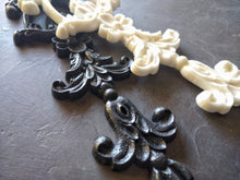Load image into Gallery viewer, Vertical pediment mold for furniture upcycling 27cm high