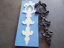 Load image into Gallery viewer, Vertical pediment mold for furniture upcycling 27cm high