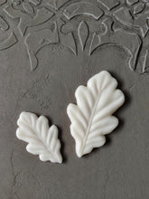 Load image into Gallery viewer, Oak leaves resin appliques (2pcs) oak leaf onlay , floral moulds, furniture appliques, dollhouse supplies
