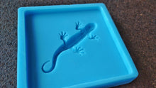 Load image into Gallery viewer, Silicone mold for 3d tiles with lizard applique 9.8*9.8cm / DIY tiles, tiles with animals, 3d handmade tiles