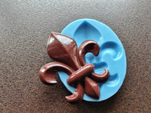 Load image into Gallery viewer, Fleur de Lis Silicone Mold: Vintage Heraldic Embellishments (14.7cm),  Fleur de lis Applique, Fleur de lys Mould, Molds for Clay, Molds For Resin, furniture moldings (Copy) (Copy) (Copy)
